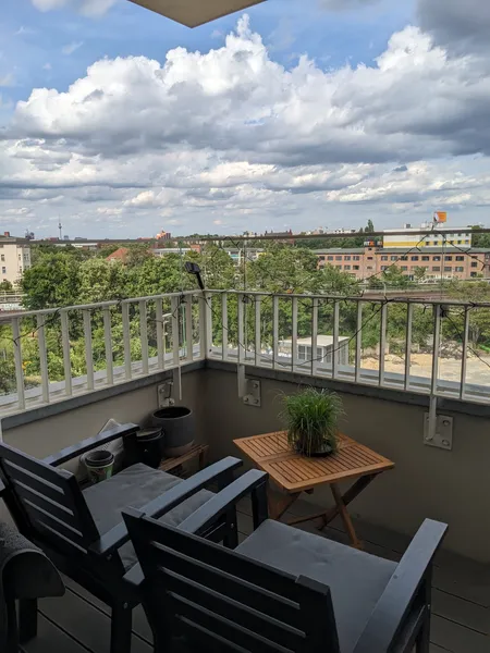 Helle Wohnung im 5. OG mit 2 Balkonen, Skyline-Blick & Top-Anbindung am Südkreuz — photo 1